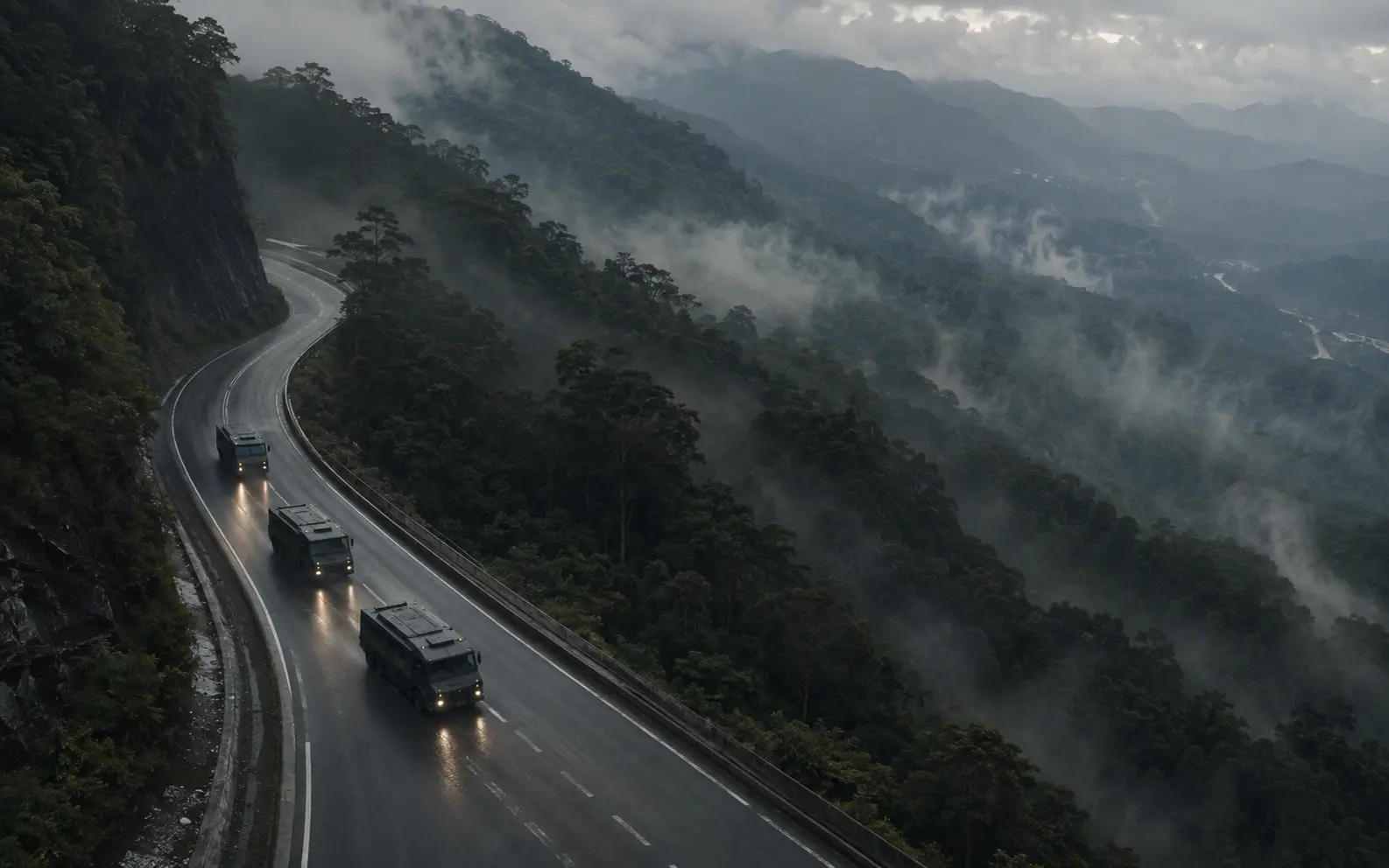 Comboio seguindo pela BR-116 entre montanhas e neblina